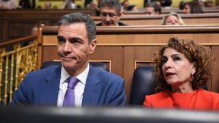 El presidente del Gobierno, Pedro Sánchez y la vicepresidenta primera y ministra de Hacienda, María Jesús Montero.