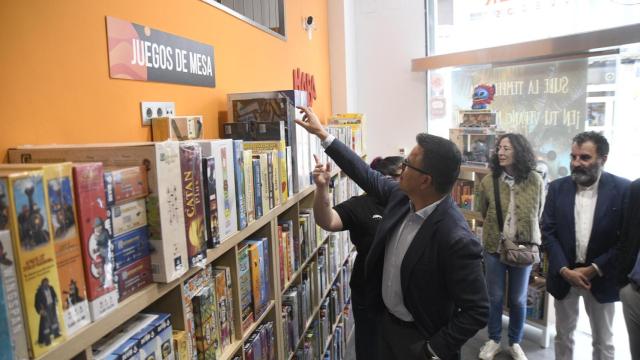 El conselleiro de Empleo visita la tienda Júpiter, en Ourense