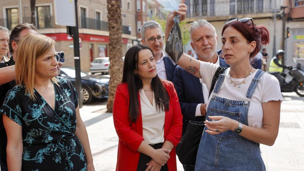 Vecinos de la zona cero de la dana reciben con una bolsa de heces al ministro Torres. Manuel Bruque / Efe