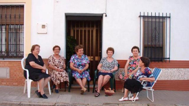 Abuelas tomando el fresco