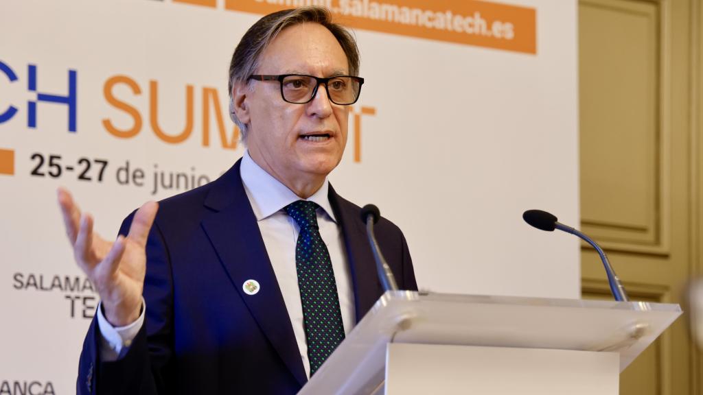 El alcalde de Salamanca, Carlos García Carbayo, durante la presentación de la nueva edición de Salamanca Tech Summit.
