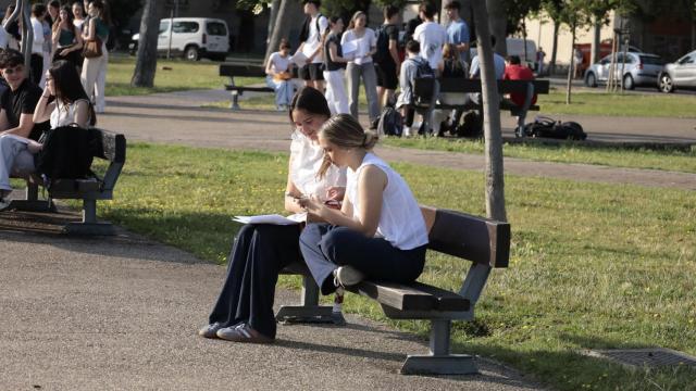 Estudiantes repasando antes de entrar a un examen de PAU.