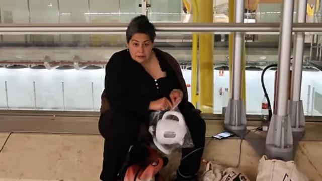 La indigente habla sobre la realidad de vivir en la primera planta.