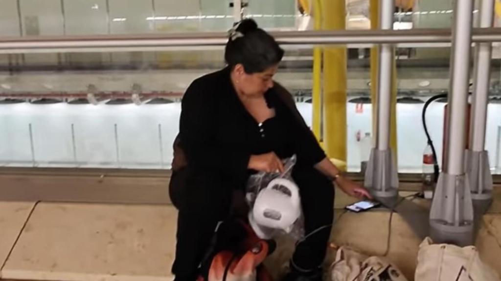 Esta indigente prefiere vivir en la primera planta de la terminal.