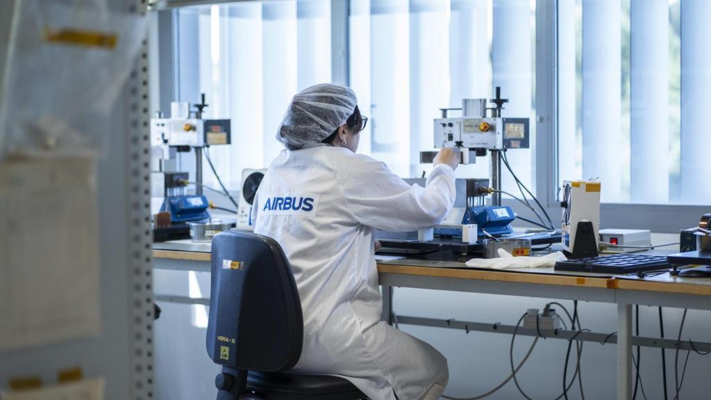 Fabricación de componentes electrónicos para misiones espaciales en Airbus Crisa