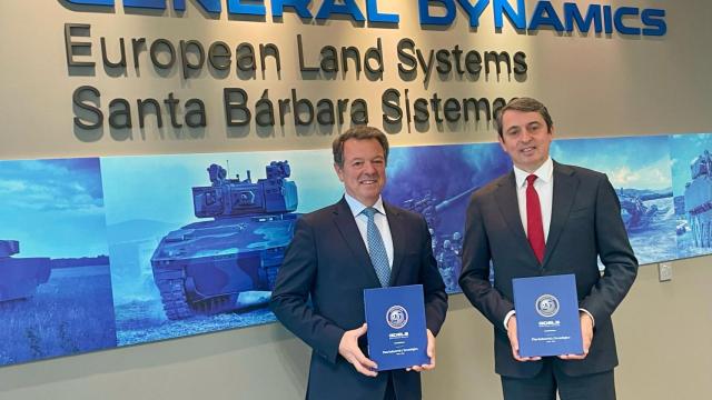 Antonio Bueno y Juan Escriña, de GDELS-Santa Bárbara, con el plan industrial de la compañía en España.