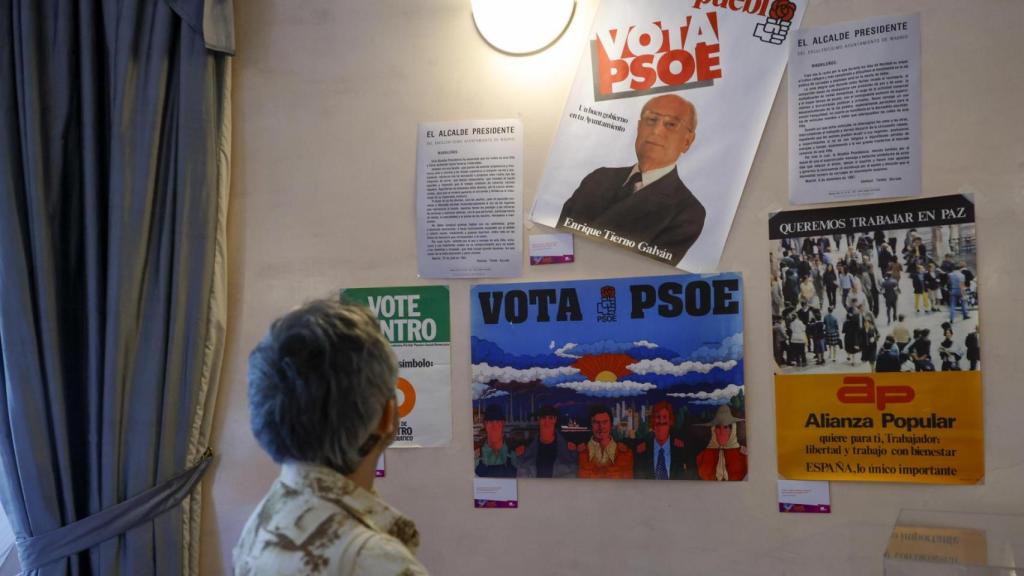 Vista de varios carteles electorales de la época que forman parte de la exposición en la SGAE: 'La movida, juventud y libertad' en la sede la SGAE. Foto: Mariscal / EFE