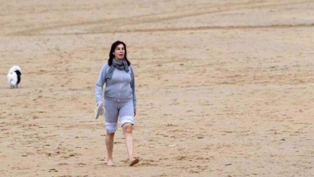 La nieta de Francisco Franco, en un paseo a la orilla del mar.