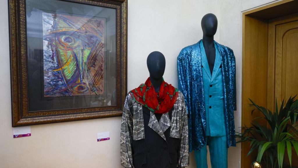 Vista de alguno de los trajes que forman parte de la exposición en la SGAE 'La movida, juventud y libertad'. Foto: Mariscal / EFE
