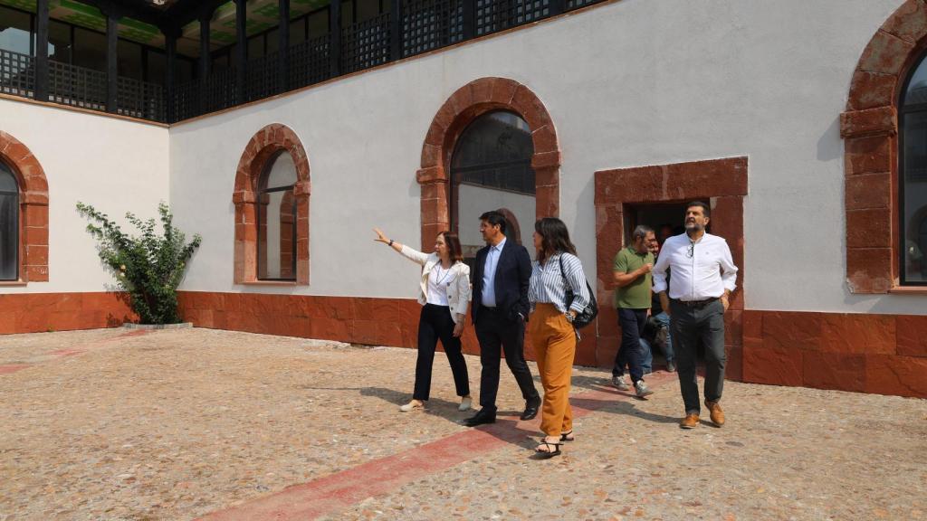 Visita de las autoridades al Convento de Santa Clara.