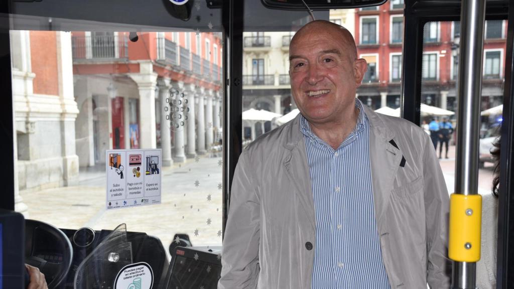 Jesús Julio Carnero junto a uno de los pictogramas instalados en los autobuses de Auvasa