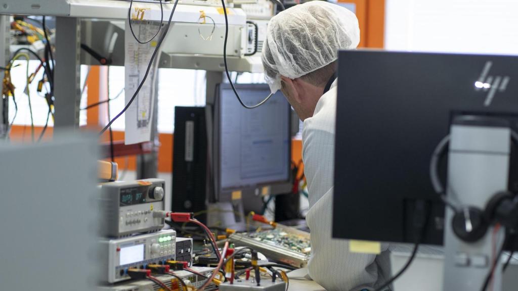 Personal de Airbus Crisa trabajando en una unidad electrónica