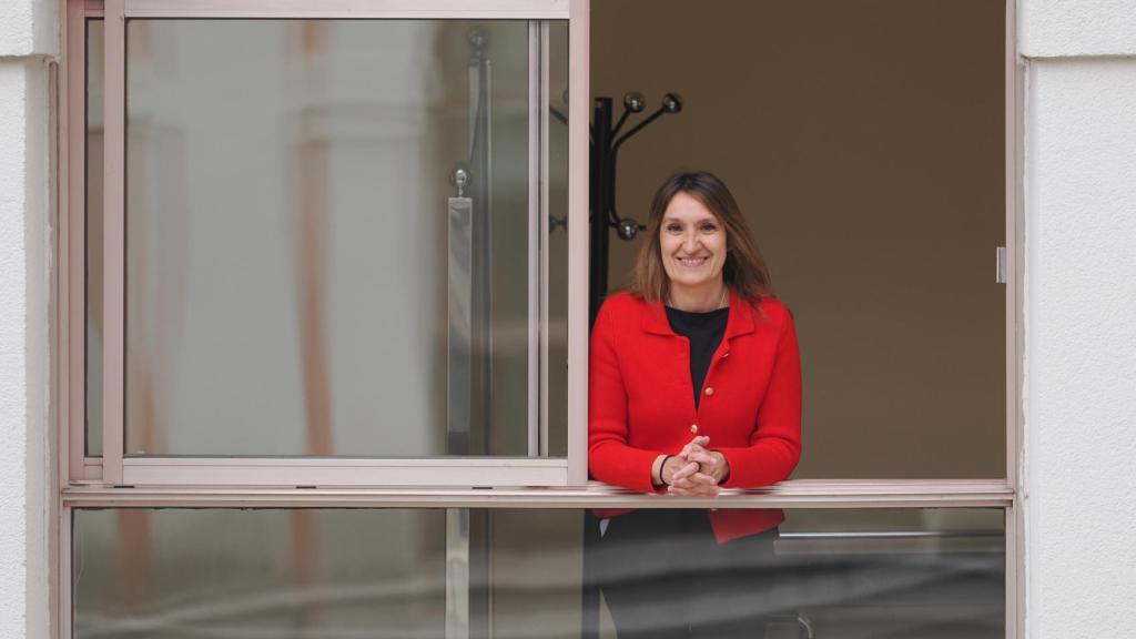 Rocío Lucas, en una de las ventanas de la sede de la Consejería de Educación