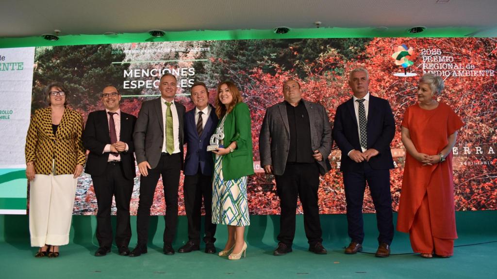 Representantes de Iberdrola recogiendo la Mención Especial.