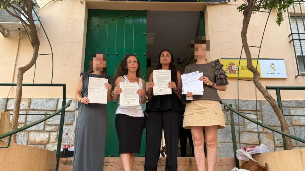 Algunas de las madres que presentaron denuncia este martes en el cuartel de la Guardia Civil.