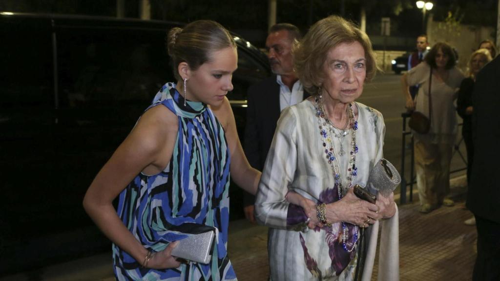 Irene Urdangarin junto a su abuela la emérita Sofía en agosto de 2024 en la boda de Teodora de Grecia.