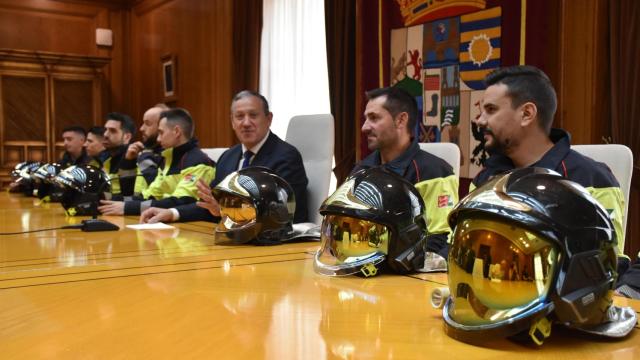 Javier Faúndez firmando con los nuevos bomberos