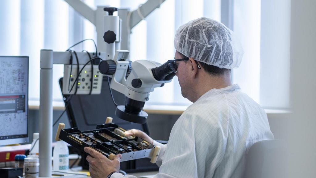 Personal de Airbus Crisa trabajando en electrónica espacial