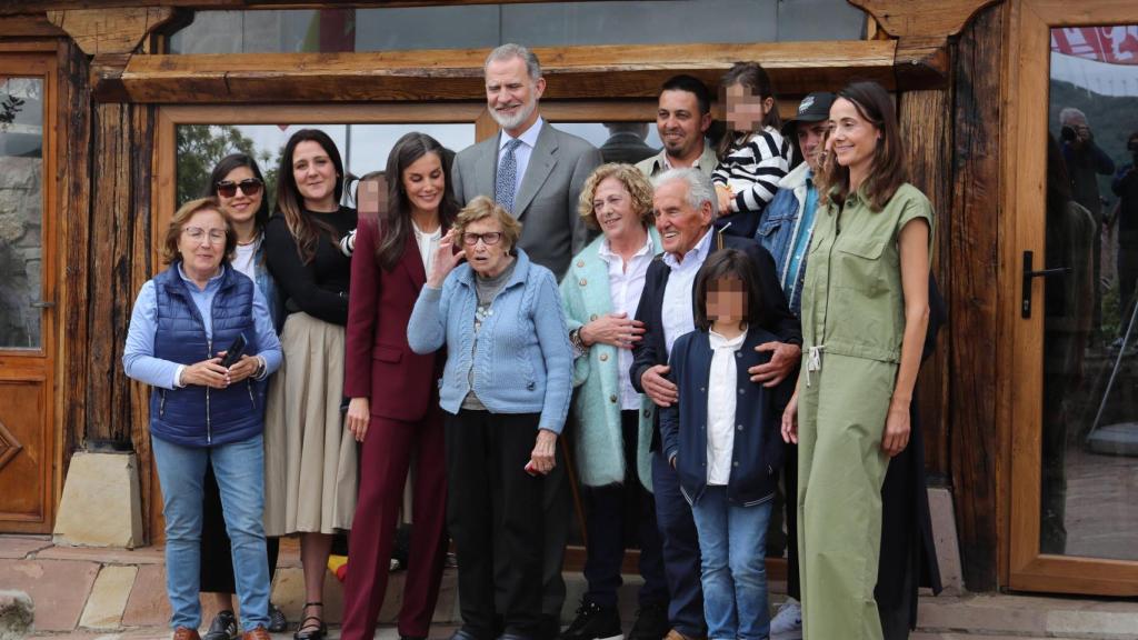 Los Reyes Felipe y Letizia a las puertas del hostal-restaurante Cholo de Brañosera