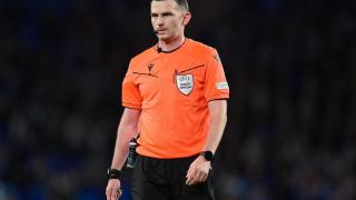 Michael Oliver durante el partido entre el PSG y la Real Sociedad en 2024.