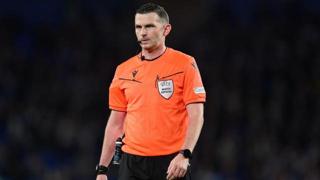 Michael Oliver durante el partido entre el PSG y la Real Sociedad en 2024.