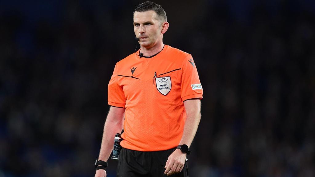 Michael Oliver durante el partido entre el PSG y la Real Sociedad en 2024.