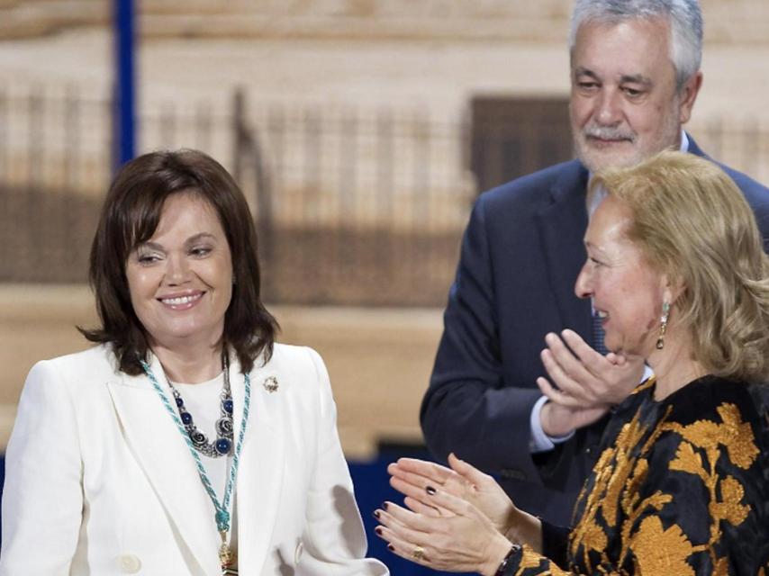 Inmaculada Montalbán, tras recibir la Medalla de Andalucía en 2012, junto a José Antonio Griñán.