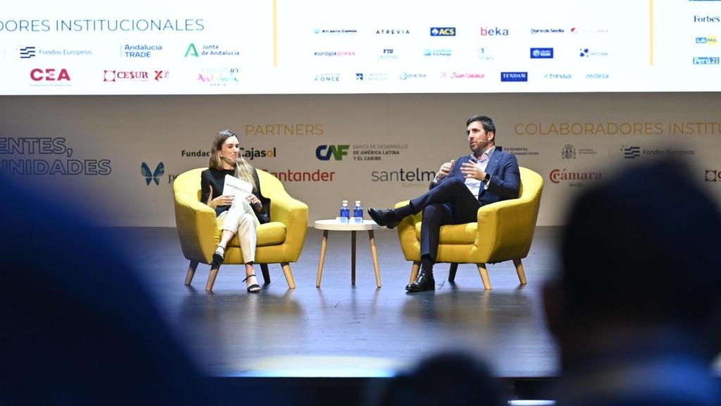 Enrique Riquelme, presidente del Grupo COX, interviene en el panel 'Historias de éxito y transformación', con la moderación de Candelas Martín de Cabiedes, directora en Europa Press.