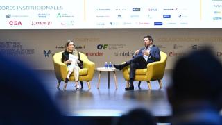 Enrique Riquelme, presidente del Grupo COX, interviene en el panel 'Historias de éxito y transformación', con la moderación de Candelas Martín de Cabiedes, directora en Europa Press.