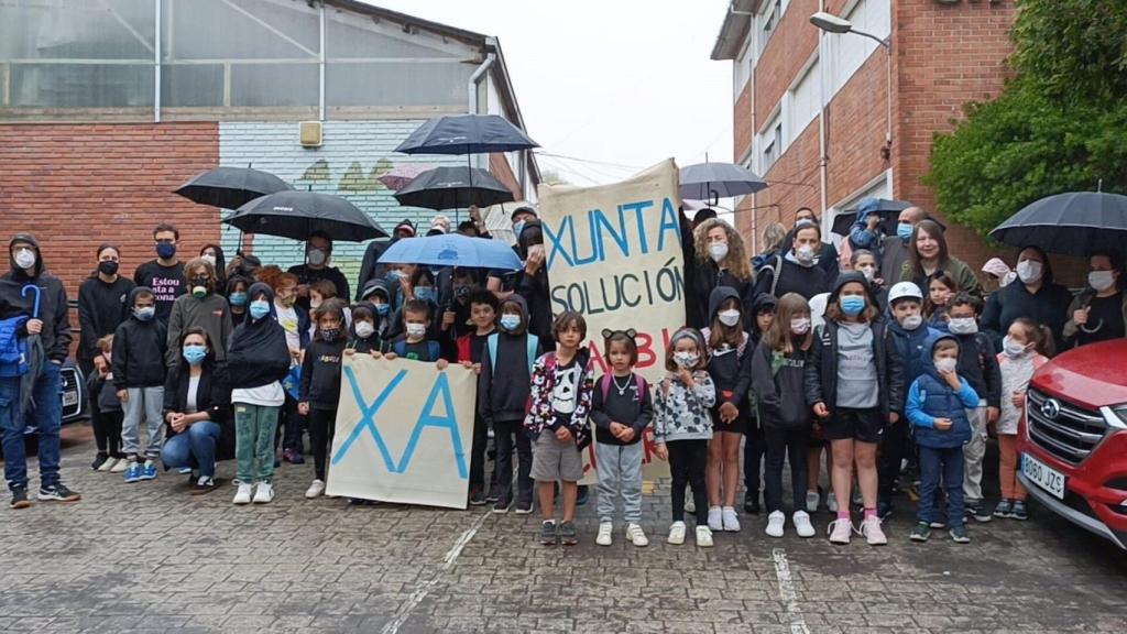 Protesta de la comunidad educativa del CEIP Chans Bembrive de Vigo para exigir a la Xunta el cambio de las cubiertas de fibrocemento.