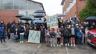 Protesta de la comunidad educativa del CEIP Chans Bembrive de Vigo para exigir a la Xunta el cambio de las cubiertas de fibrocemento.