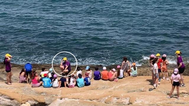 Enma, con una camiseta morada (c), ejerciendo de monitora de ocio y tiempo libres con los alumnos del Colegio Cristo del Consuelo de Cieza.