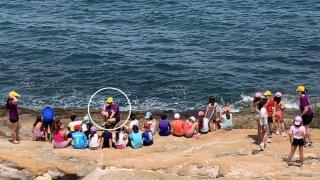 Enma, con una camiseta morada (c), ejerciendo de monitora de ocio y tiempo libres con los alumnos del Colegio Cristo del Consuelo de Cieza.