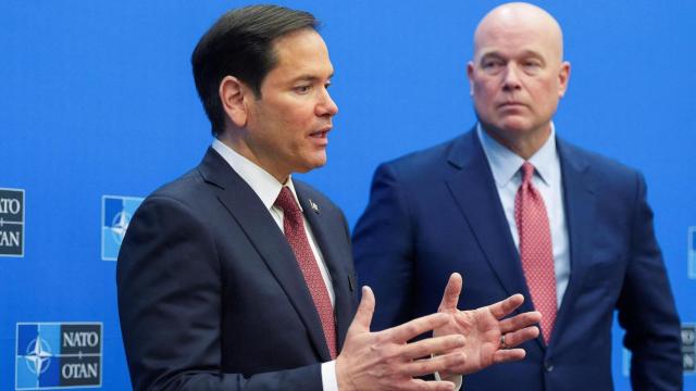 El embajador de EEUU en la OTAN, Matthew Whitaker, en segundo plano tras el secretario de Estado Marco Rubio