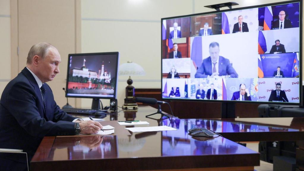 El presidente ruso, Vladimir Putin, preside una reunión con miembros del gobierno a través de un enlace de video en la residencia estatal Novo-Ogaryovo en las afueras de Moscú, Rusia, el 4 de junio de 2025.