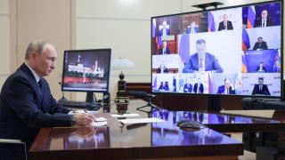 El presidente ruso, Vladimir Putin, preside una reunión con miembros del gobierno a través de un enlace de video en la residencia estatal Novo-Ogaryovo en las afueras de Moscú, Rusia, el 4 de junio de 2025.