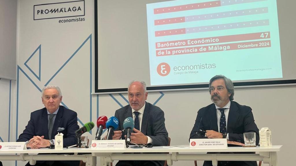 Manuel Méndez (centro) en rueda de prensa, junto a Antonio Pedraza y Javier Font.