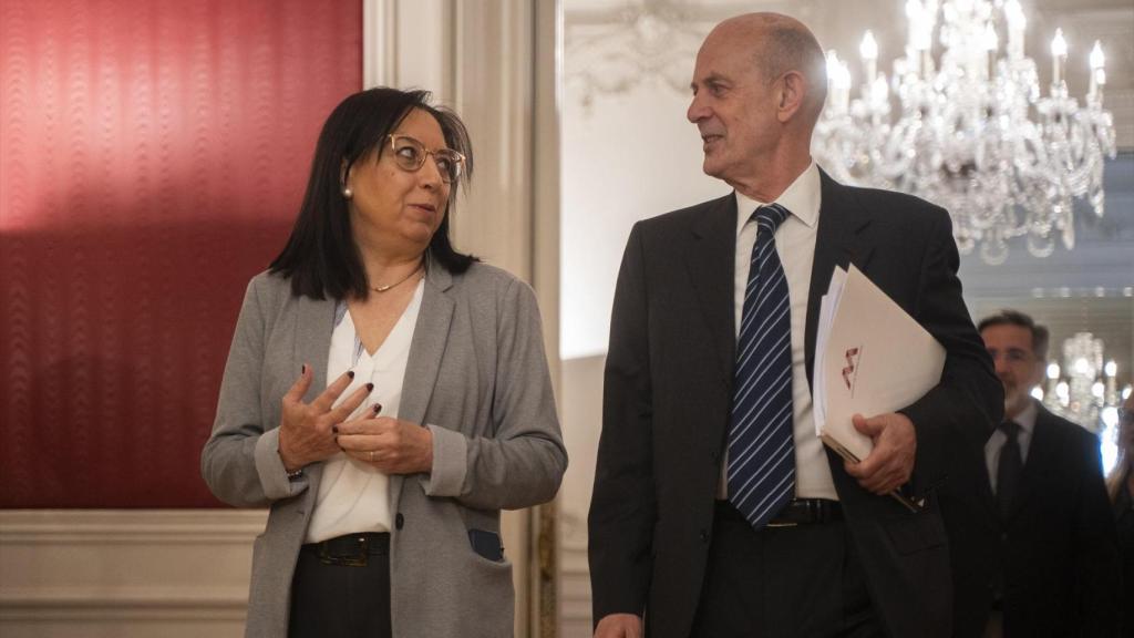 La presidenta de Les Corts, Llanos Massó, y Eduardo Beut. Jorge Gil / EP