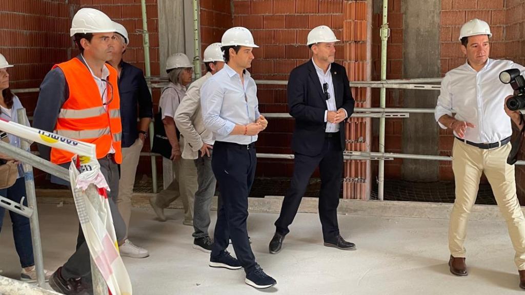 El alcalde de Torrevieja, Eduardo Dolón, junto al rector de la UMH, José Ruiz Martínez, visitando las obras de la futura sede universitaria en la ciudad.