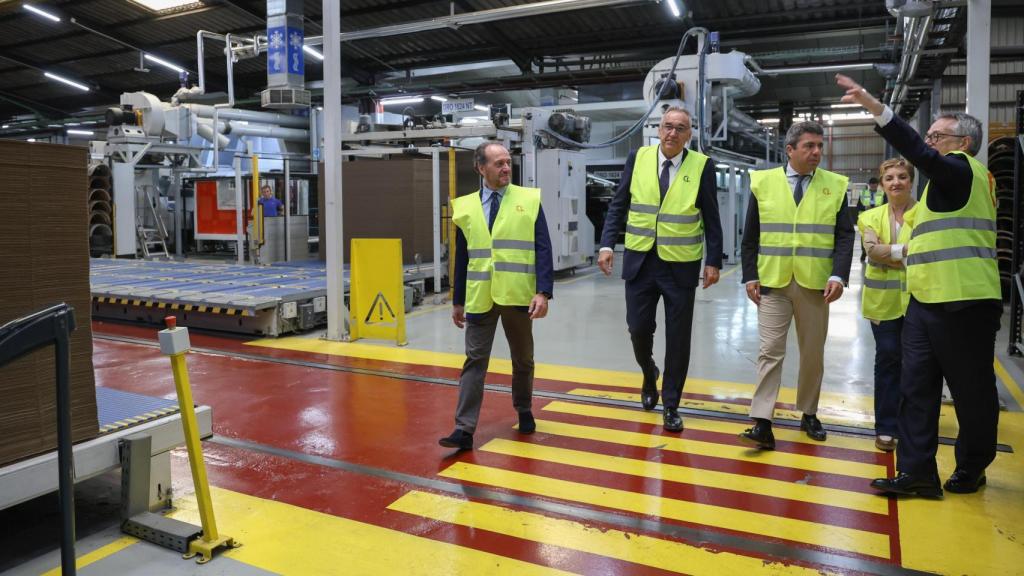 Mazón, durante su visita este miércoles a la empresa Cartonajes Levante. GVA