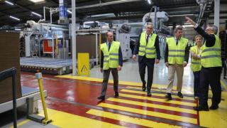 Mazón, durante su visita este miércoles a la empresa Cartonajes Levante. GVA