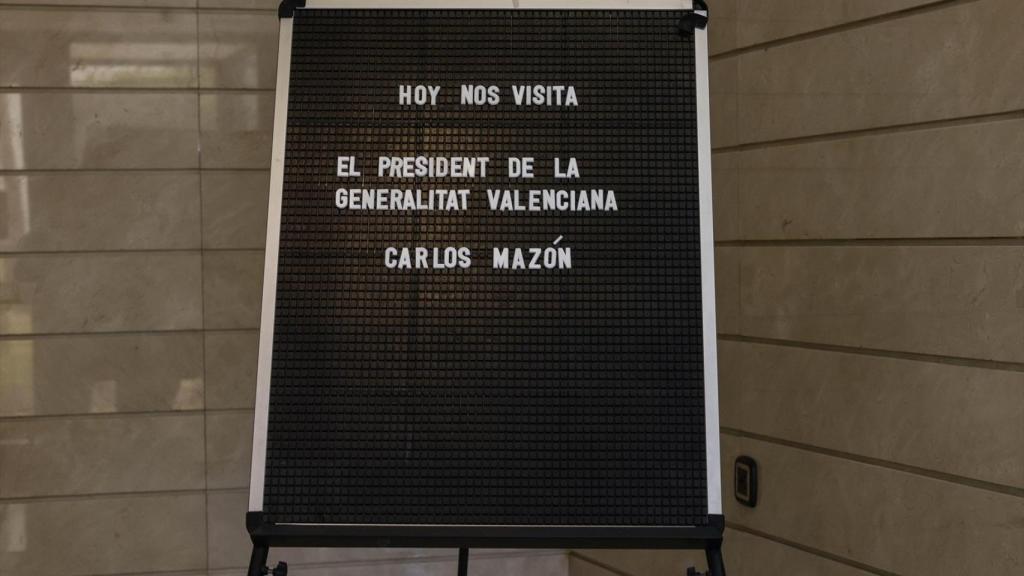 Cartel en la empresa de Picanya. Rober Solsona / Europa Press