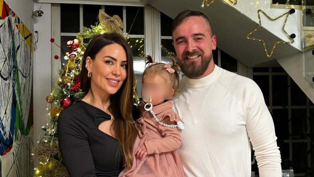 Vania Millán, con su marido, Julián Bayón, y la pequeña Vania, la niña que tienen en común.