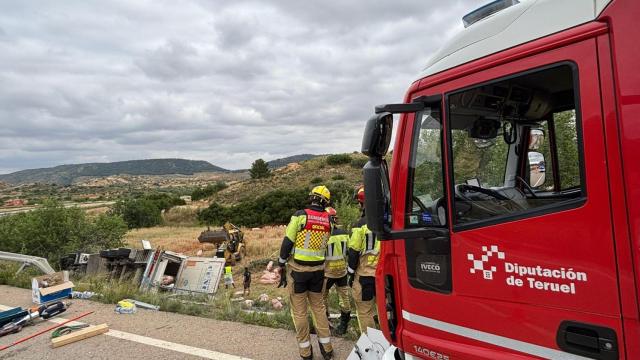 Un aparatoso accidente de tráfico de un camión que transportaba cerdos obliga a cortar a la A-1402, en Teruel
