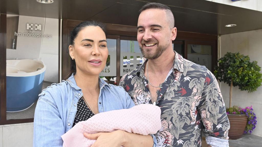Vania Millán con su marido, Julián Bayón, tras el nacimiento de su hija Vania, en septiembre de 2023.