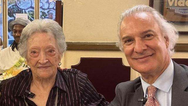 Pepita Bernat, de 105 años, junto al doctor Manuel de la Peña.