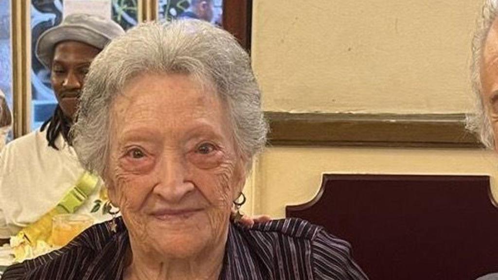 Pepita Bernat, de 105 años, junto al doctor Manuel de la Peña.