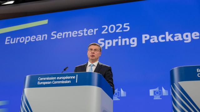 El comisario de Asuntos Económicos, Valdis Dombrovskis, durante la rueda de prensa de este miércoles