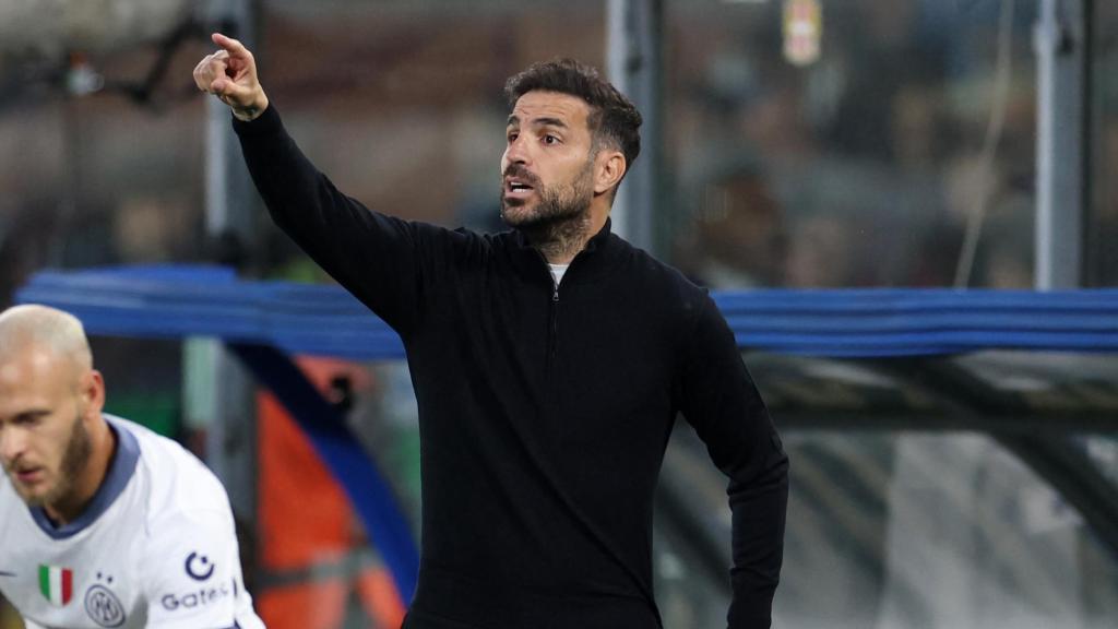 Cesc Fábregas da instrucciones a sus jugadores durante el partido ante el Inter de Milán.