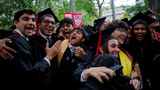 Estudiantes universitarios reaccionan al recibir su título durante la 374.ª ceremonia de graduación en la Universidad de Harvard.